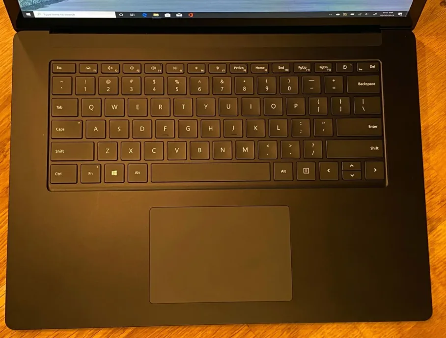 نمای دیگری از بدنه Microsoft Surface Laptop 3 استوک